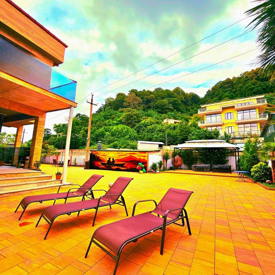 Property building, Spring, Day, Natural landscape, Garden, Garden view, sunbed