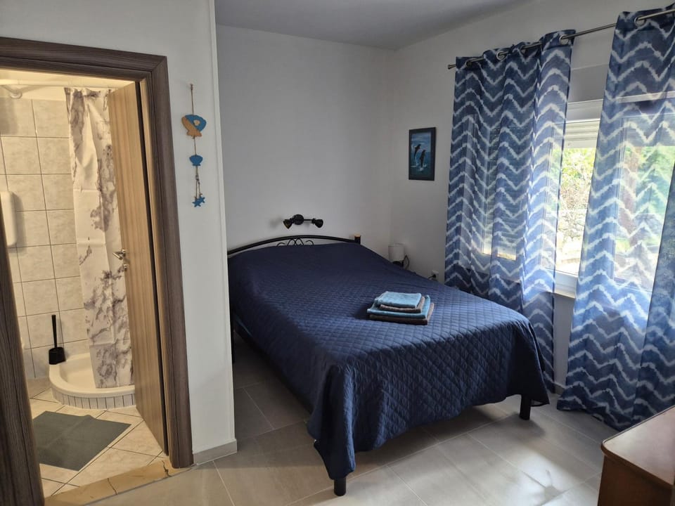 Shower, Bed, Bedroom, towels