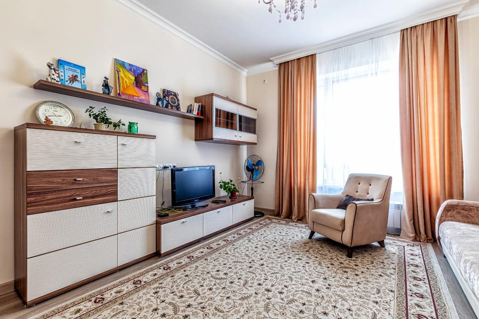 TV and multimedia, Seating area, fireplace