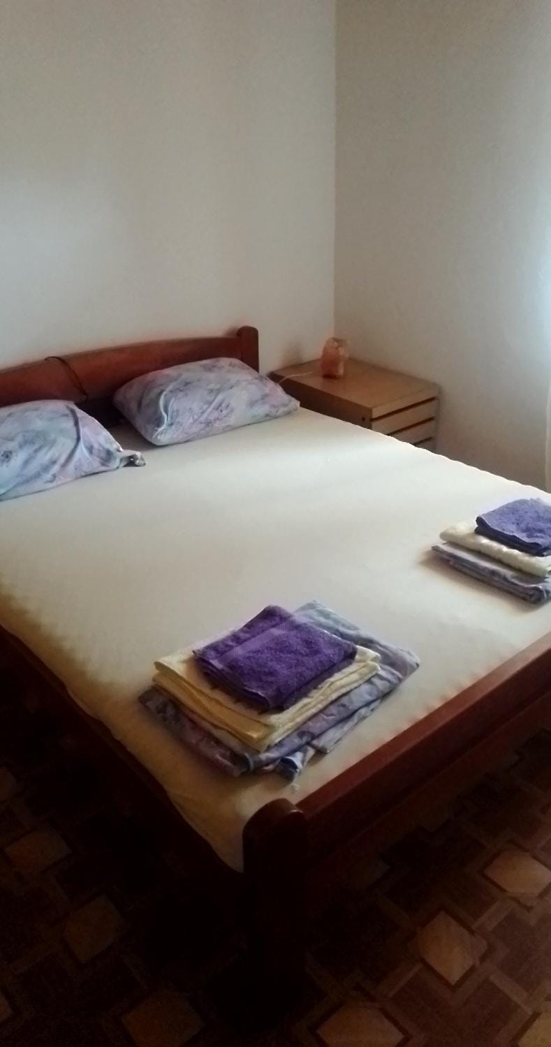 Bed, Bedroom, towels