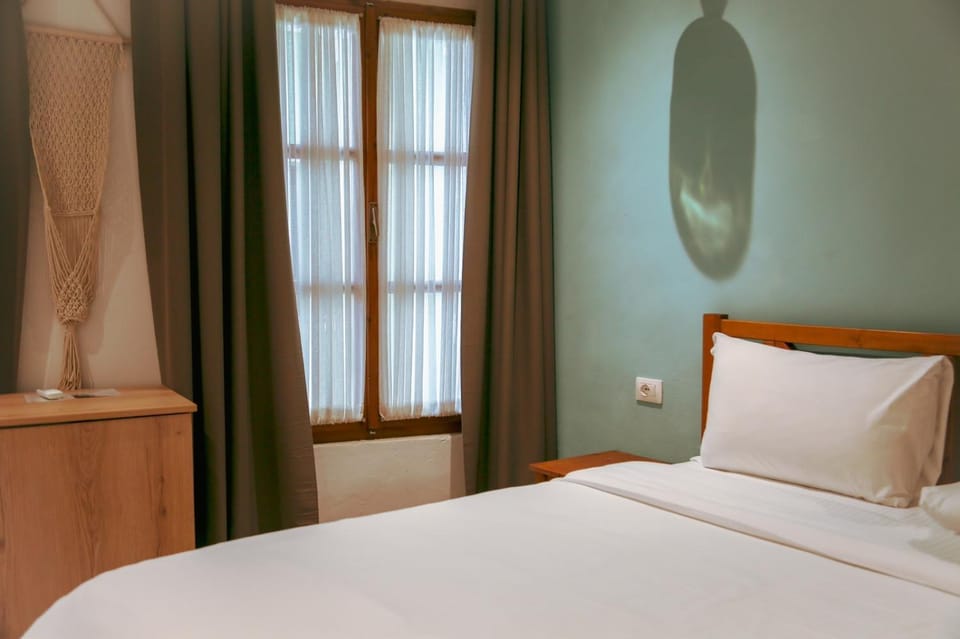 Property building, Bed, Bedroom