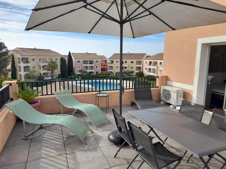 Balcony/Terrace, Communal kitchen, Pool view, Swimming pool, air conditioner