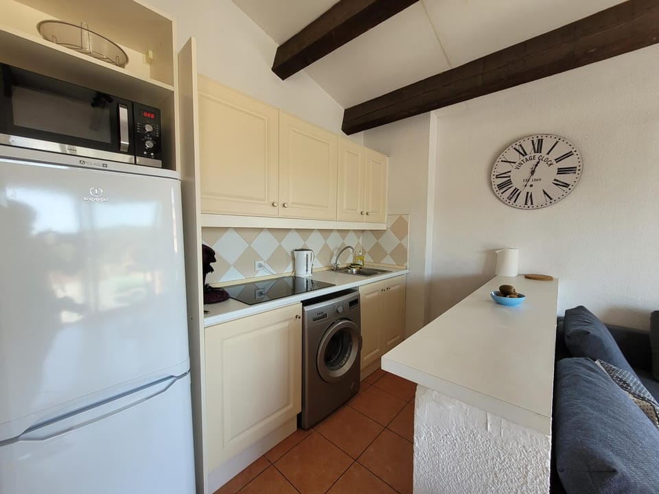 Kitchen or kitchenette, minibar, stove