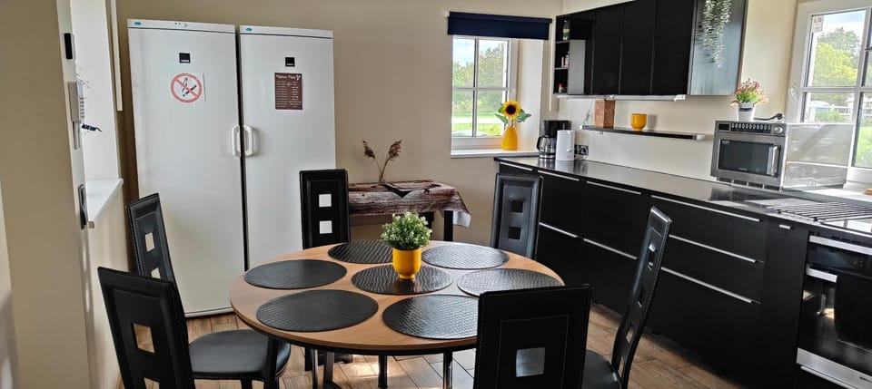 Coffee/tea facilities, Kitchen or kitchenette, Dining area, dishwasher, oven, stove