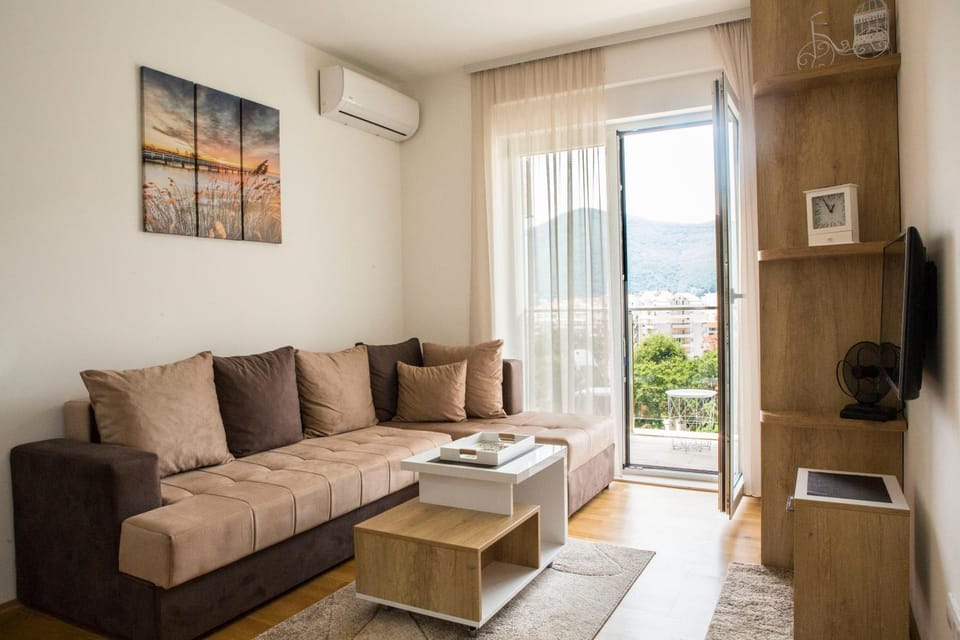 Bed, TV and multimedia, Balcony/Terrace, Living room, Photo of the whole room, Sea view, air conditioner