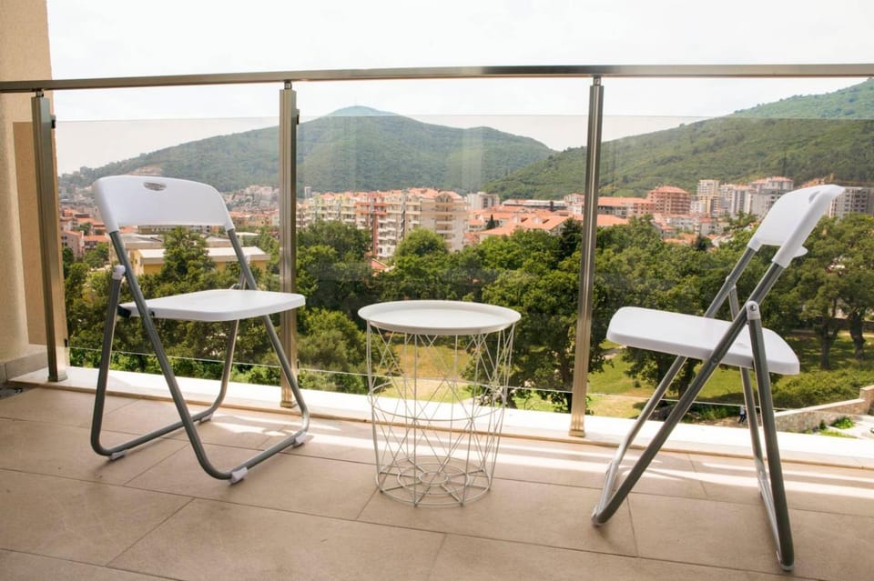 Patio, Nearby landmark, Day, Neighbourhood, Natural landscape, View (from property/room), Balcony/Terrace, Guests