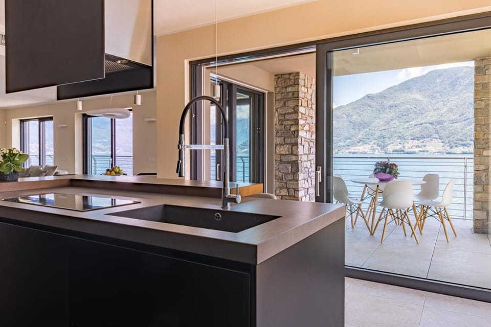 Natural landscape, Kitchen or kitchenette, Dining area, Lake view, Lake view, Mountain view, stove