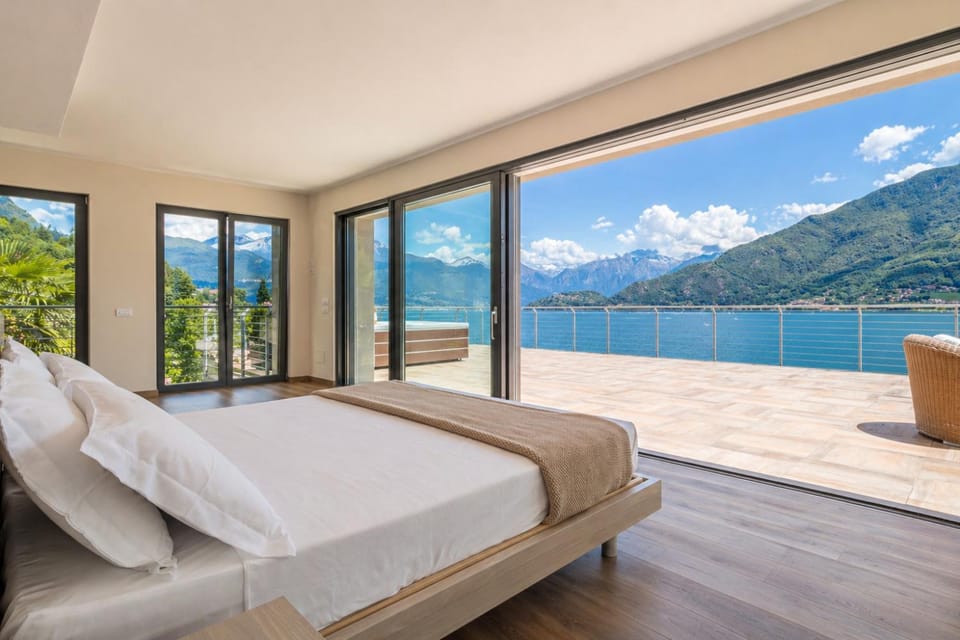Nearby landmark, Bed, Day, Natural landscape, View (from property/room), Balcony/Terrace, Living room, Photo of the whole room, Seating area, Bedroom, Lake view, Mountain view