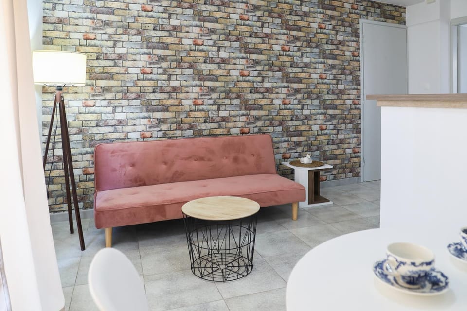 Coffee/tea facilities, Kitchen or kitchenette, Living room, Dining area