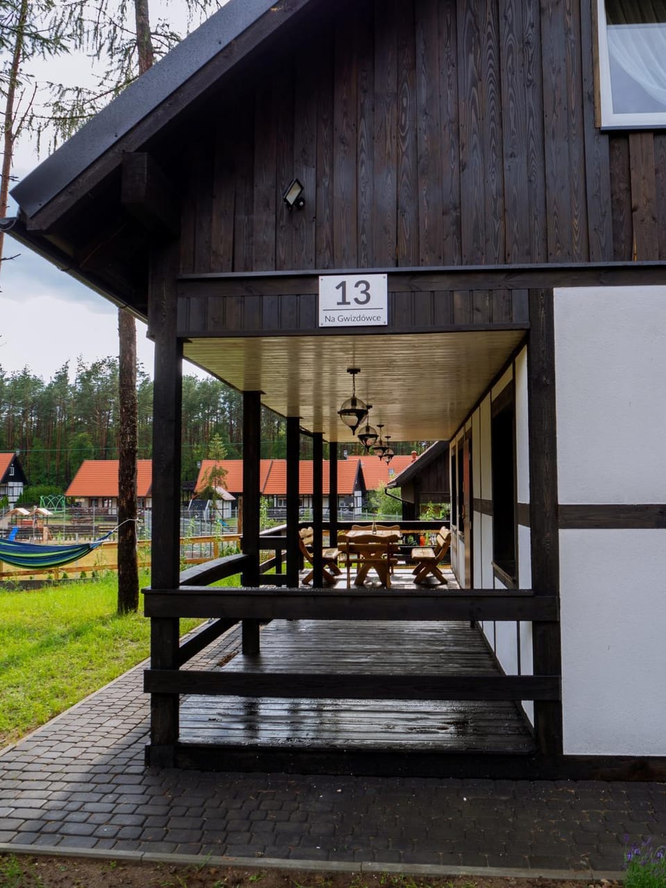Property building, Patio, Facade/entrance, Garden, Balcony/Terrace, Location