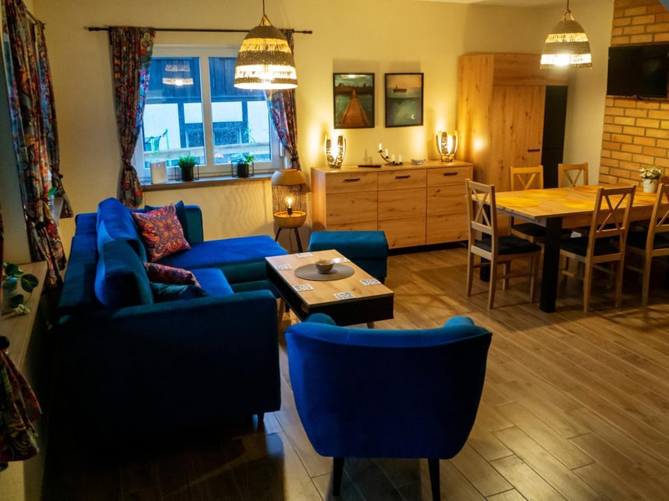 Communal lounge/ TV room, TV and multimedia, Living room, Seating area, Dining area