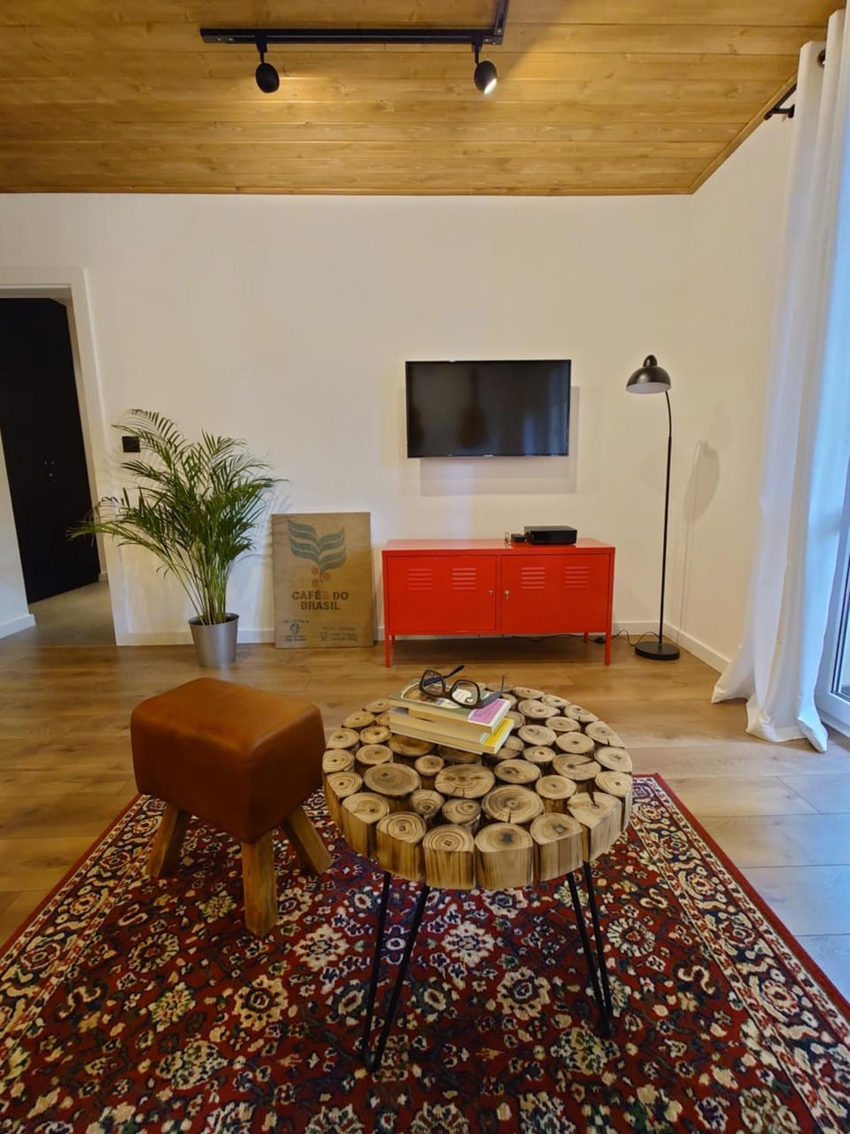Living room, Photo of the whole room