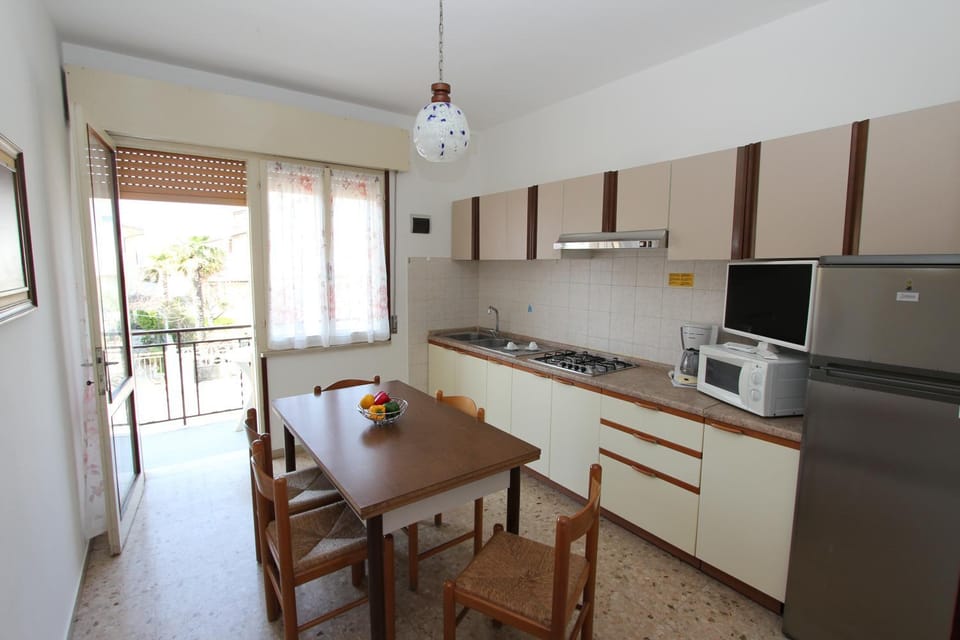 TV and multimedia, Kitchen or kitchenette, Living room, Dining area, microwave, stove, kitchen
