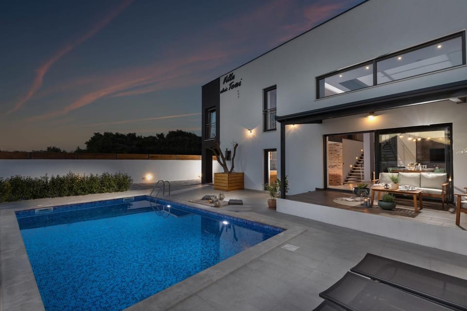 Swimming pool, Swimming pool