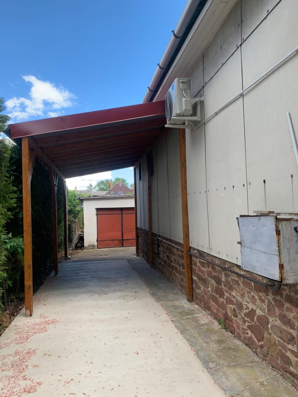 Property building, Facade/entrance, Day, Parking