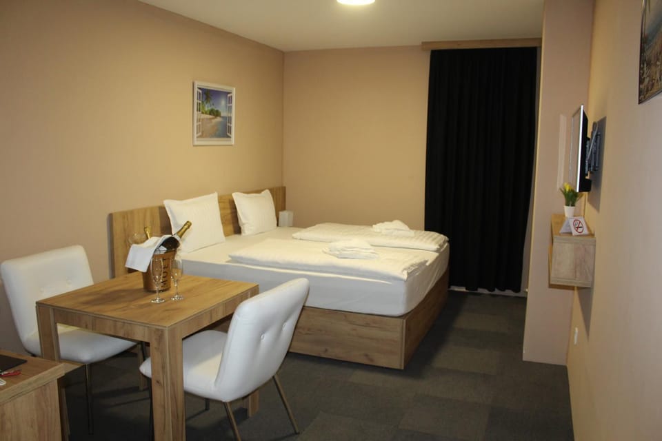 Bed, TV and multimedia, Photo of the whole room, Seating area, Bedroom, hair dresser