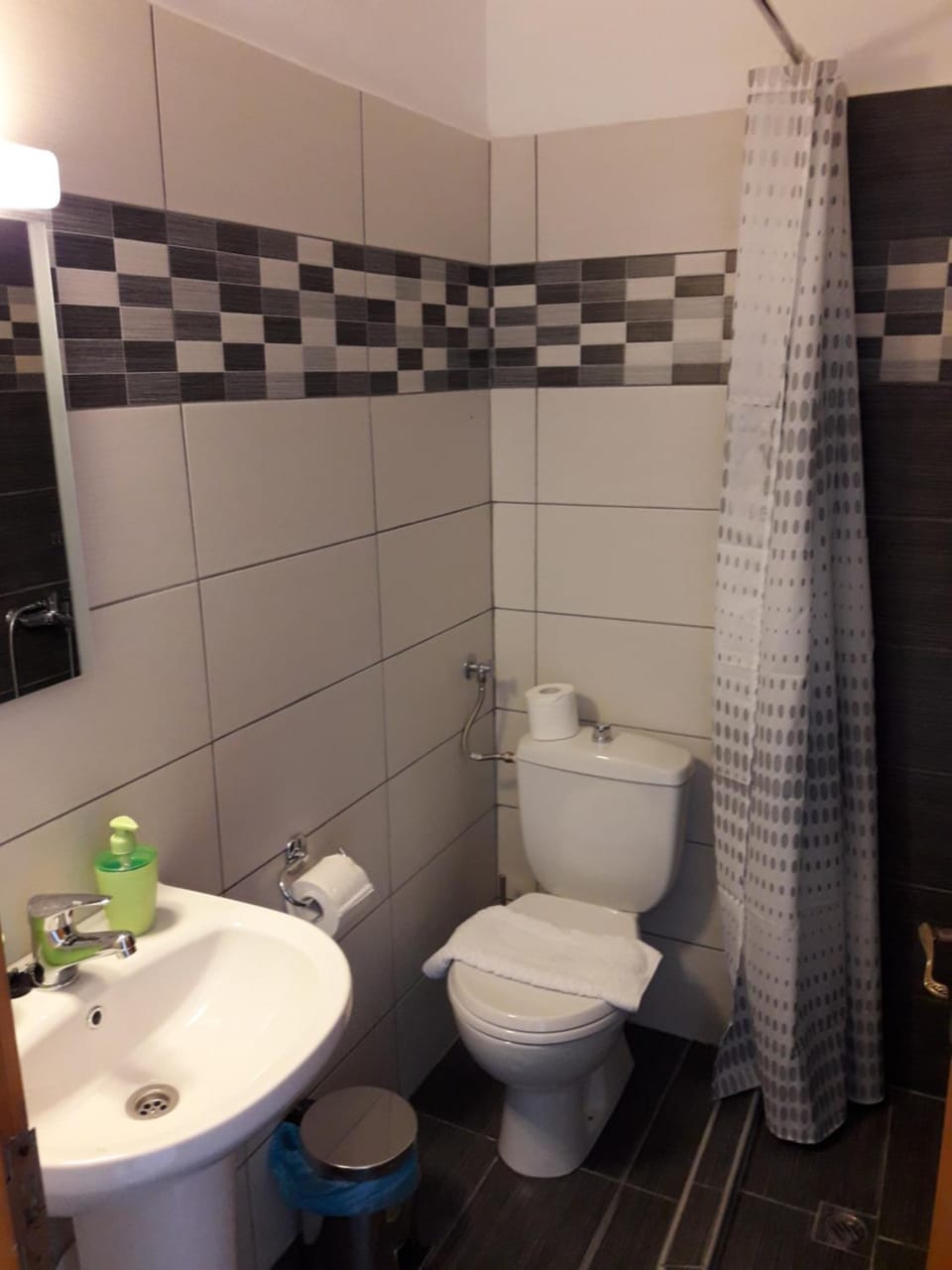 Shower, Toilet, Bathroom, towels