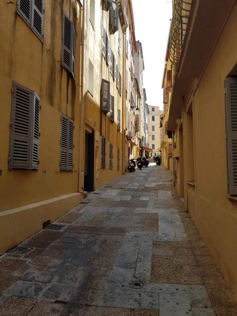 VIEILLE VILLE D AJACCIO de 1 a 4 PERs A 300M DU PORT ET A 15 MN DE LAEROPORT PROCHES DE PLUS BELLES PLAGES ET TTES COMMODITES A PROXIMITE Apartment in Ajaccio