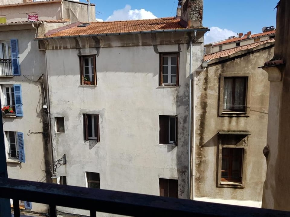 VIEILLE VILLE D AJACCIO de 1 a 4 PERs A 300M DU PORT ET A 15 MN DE LAEROPORT PROCHES DE PLUS BELLES PLAGES ET TTES COMMODITES A PROXIMITE Apartment in Ajaccio