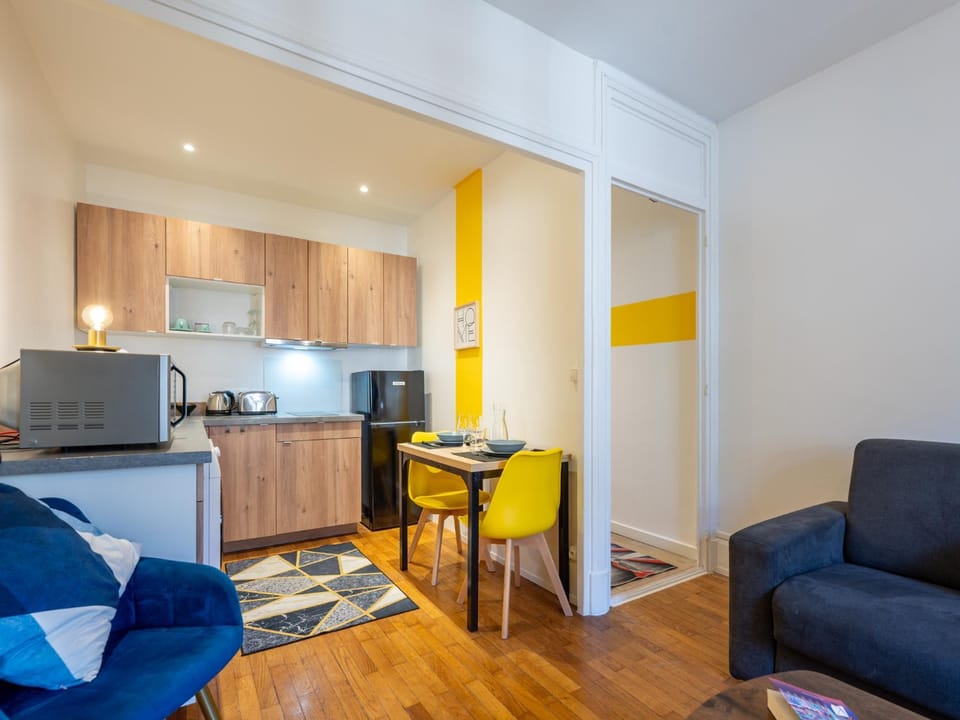 Kitchen or kitchenette, Dining area, stove, toaster