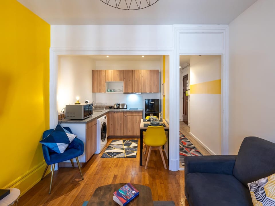 Kitchen or kitchenette, Dining area, stove, toaster