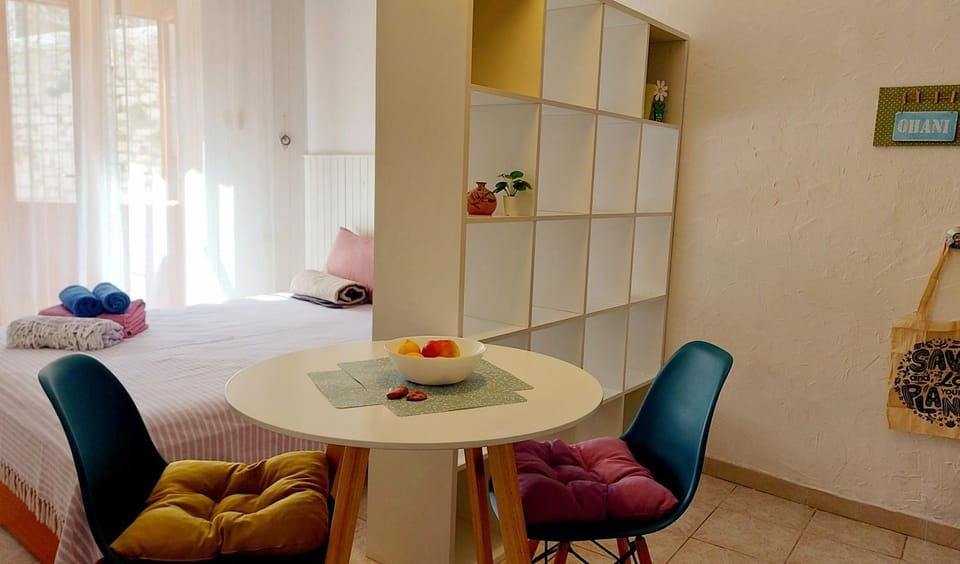 Bed, Seating area