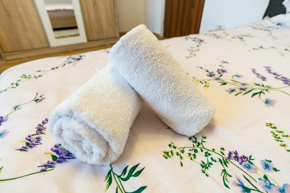Bed, towels