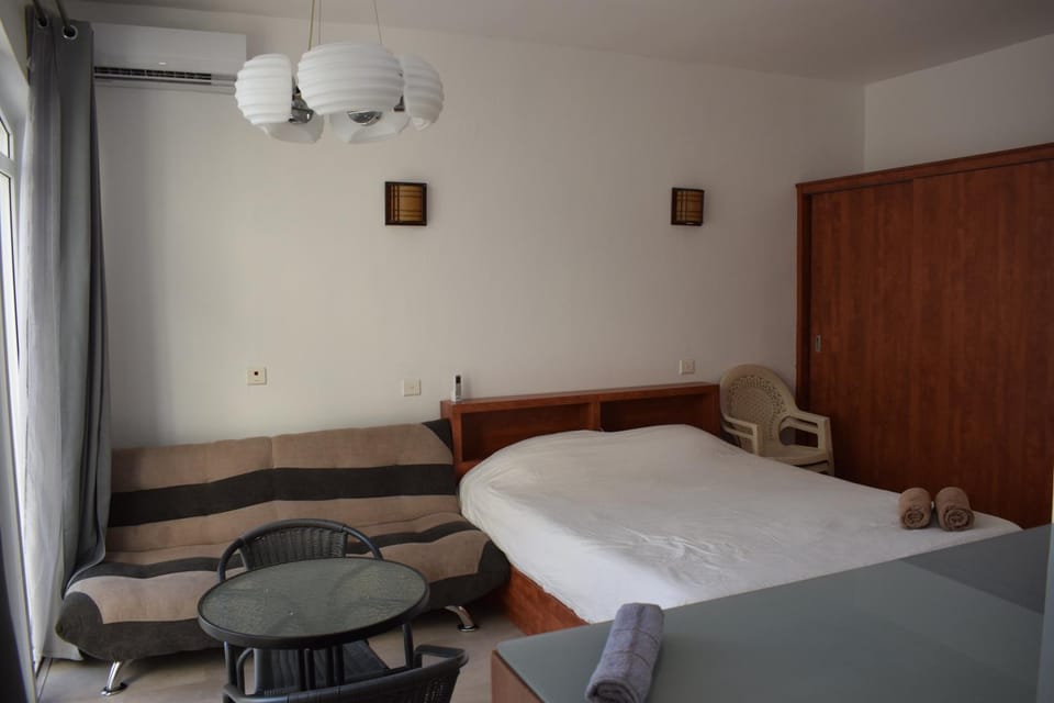 Bed, Dining area, Bedroom