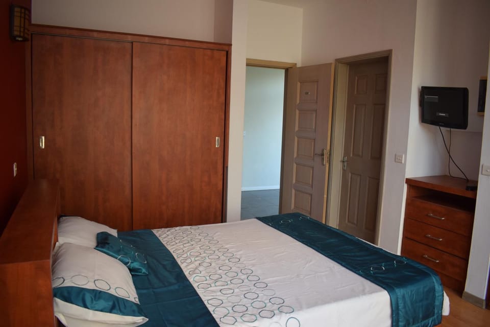 Communal lounge/ TV room, Bed, TV and multimedia, Photo of the whole room, Bedroom