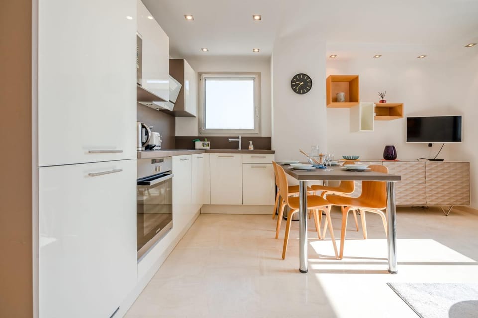 Kitchen or kitchenette, Dining area, oven