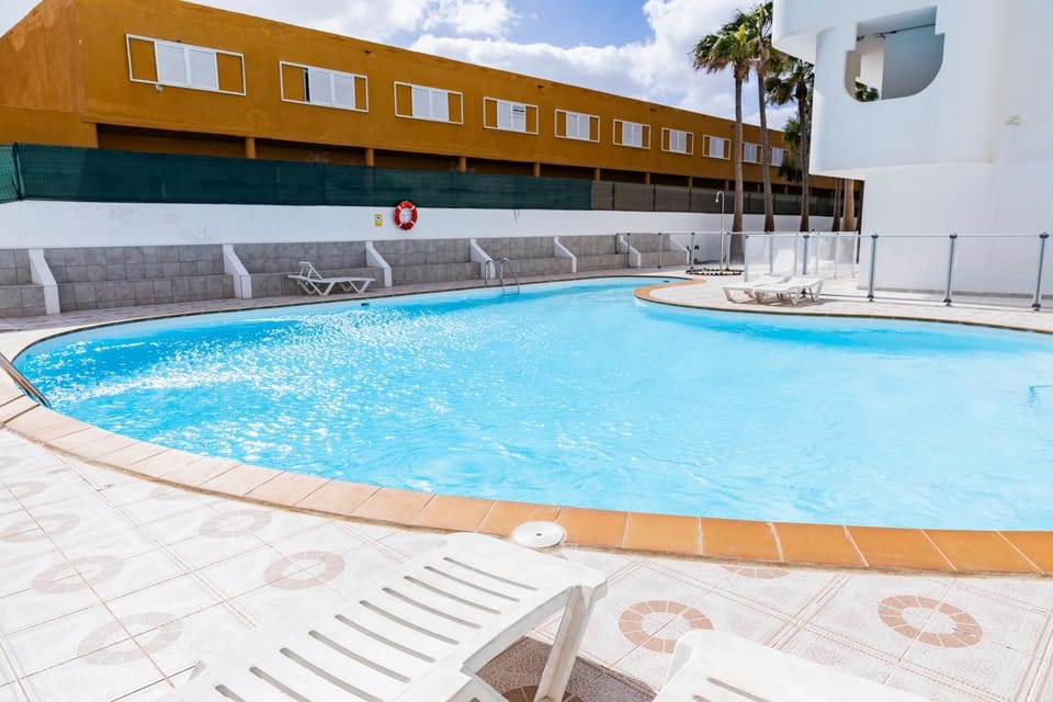 Property building, Day, Pool view, Swimming pool, sunbed
