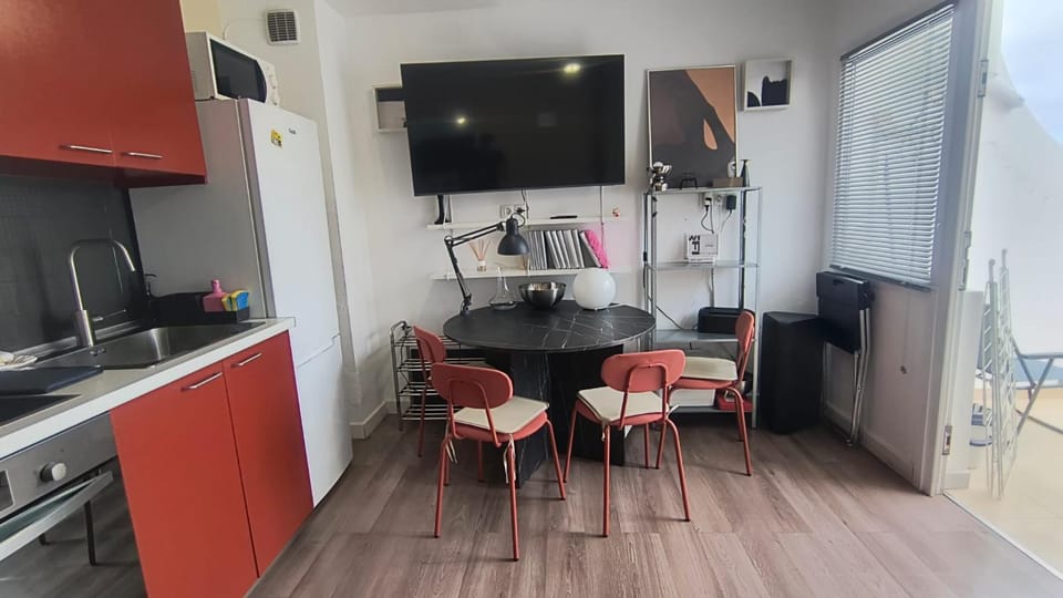 TV and multimedia, Kitchen or kitchenette, Living room, Seating area, Dining area, Evening entertainment, oven, stove