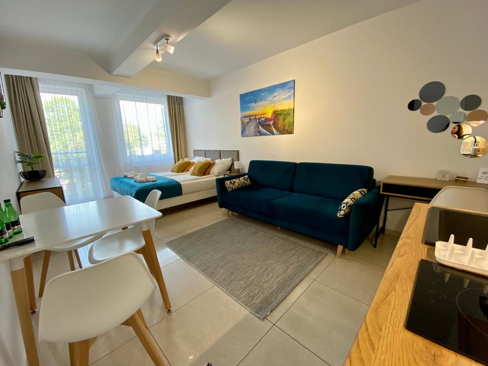 Bed, Seating area