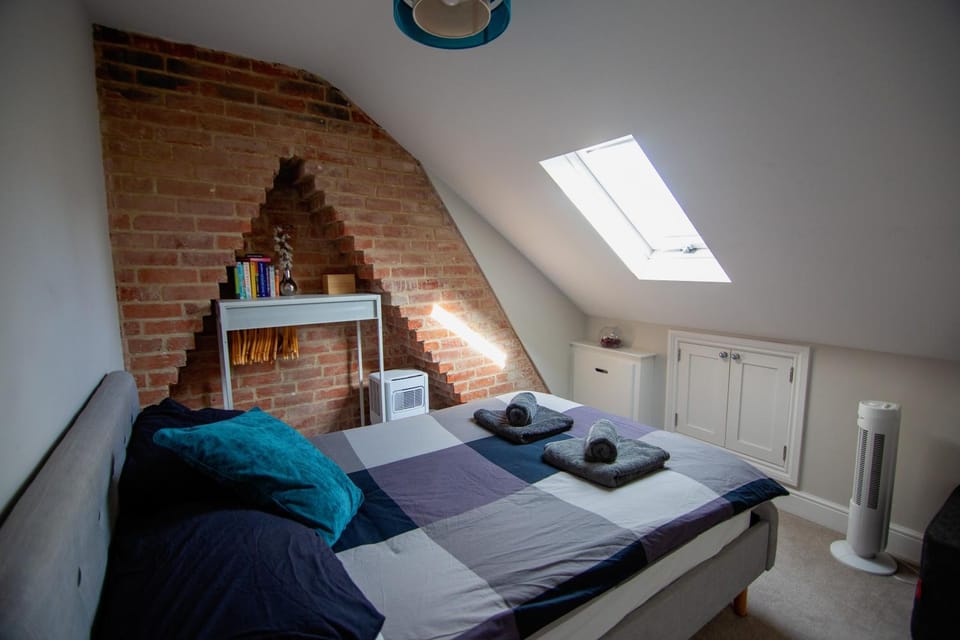 Bed, Bedroom, storage, air conditioner