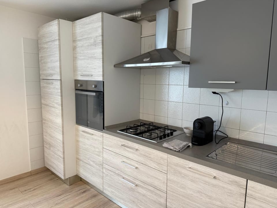 Coffee/tea facilities, Kitchen or kitchenette, dishwasher, stove