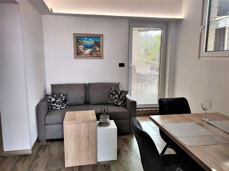 Property building, Living room, Seating area, Dining area