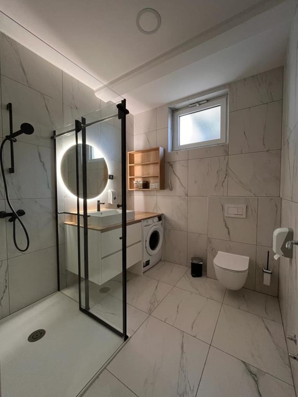 Shower, Toilet, Bathroom, towels, washing machine