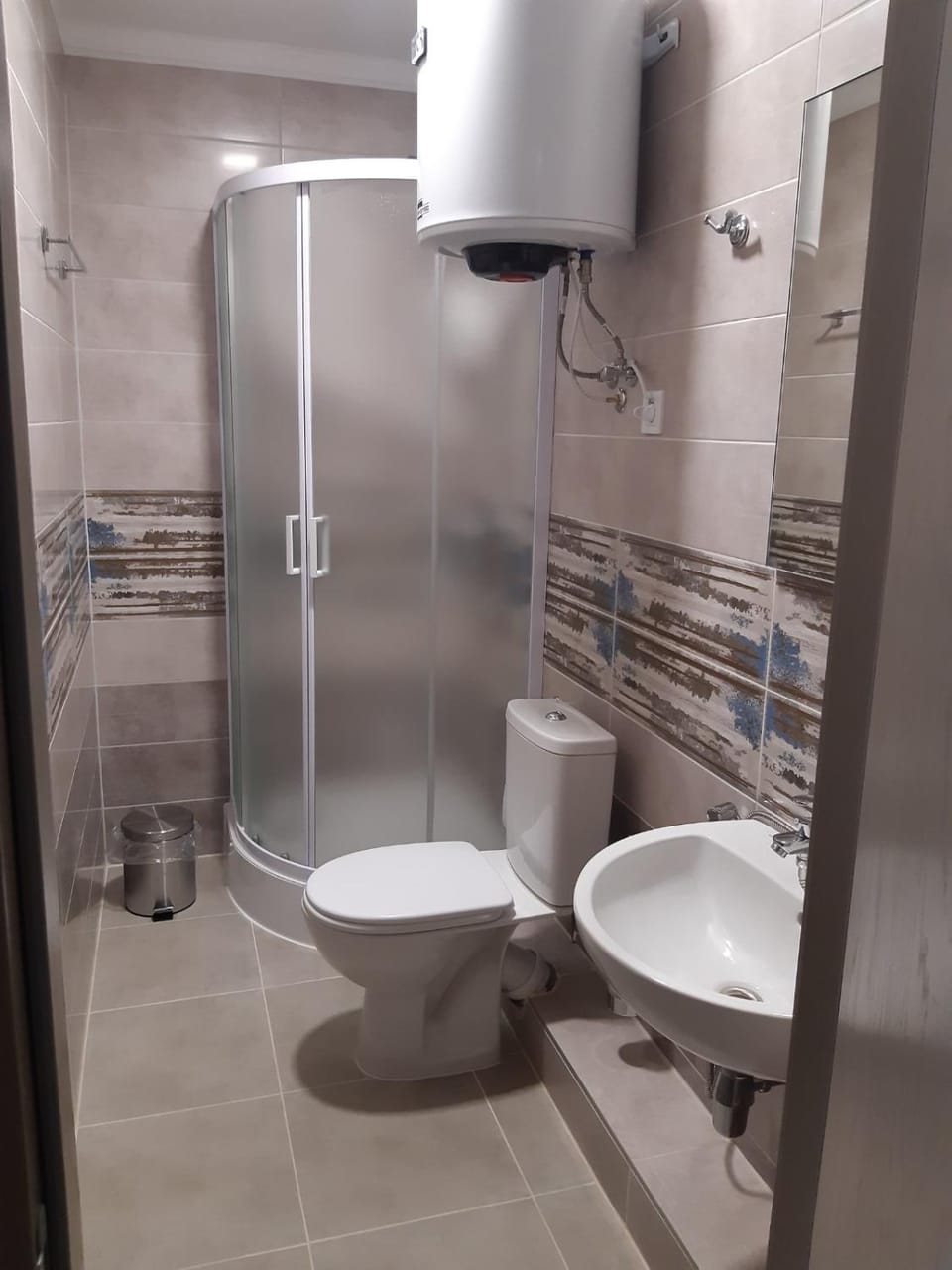Shower, Toilet