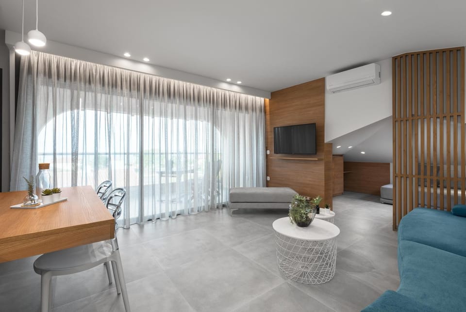 TV and multimedia, Living room, Seating area, Dining area