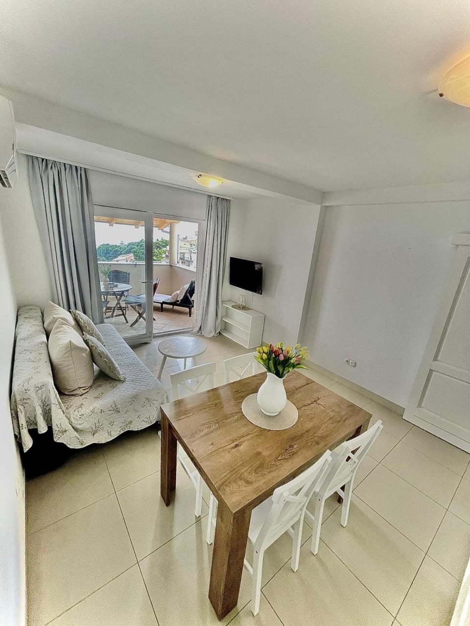 Balcony/Terrace, Decorative detail, Seating area, Dining area, Sea view