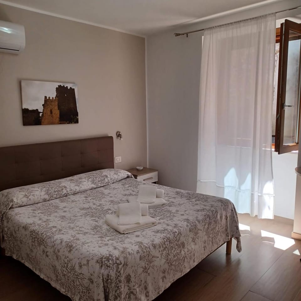 Bed, Photo of the whole room, Bedroom, air conditioner