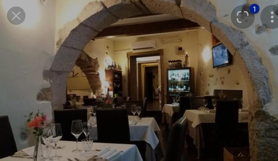 Restaurant/places to eat, Lounge or bar