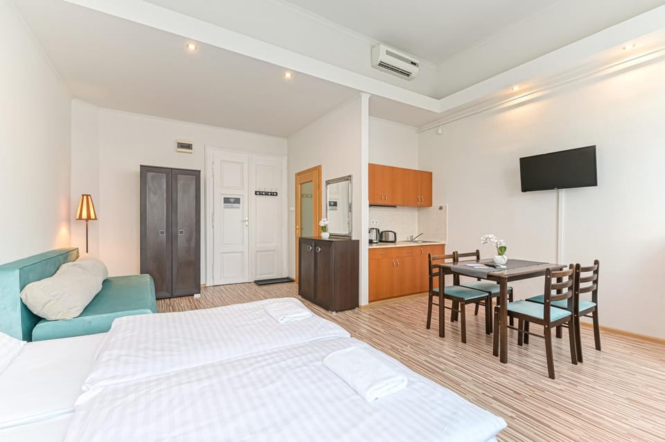 Communal lounge/ TV room, Living room, Photo of the whole room, Dining area