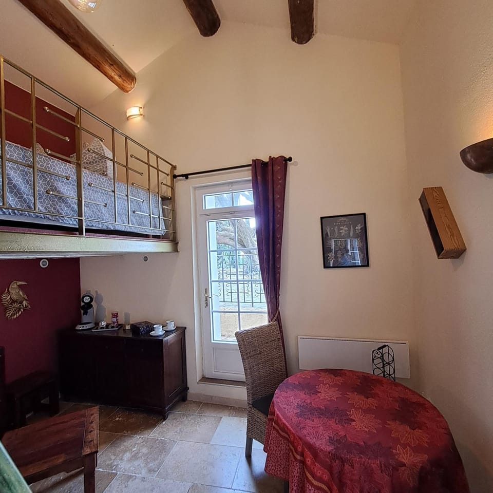 Le Mas des Deux Tilleuls Apartment in Sablet