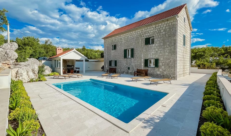 Day, Swimming pool, sunbed