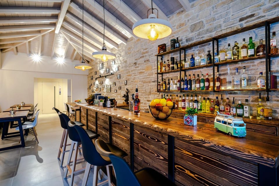 Lounge or bar, Seating area, Dining area