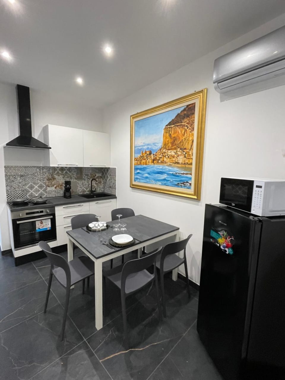 Kitchen or kitchenette, Dining area