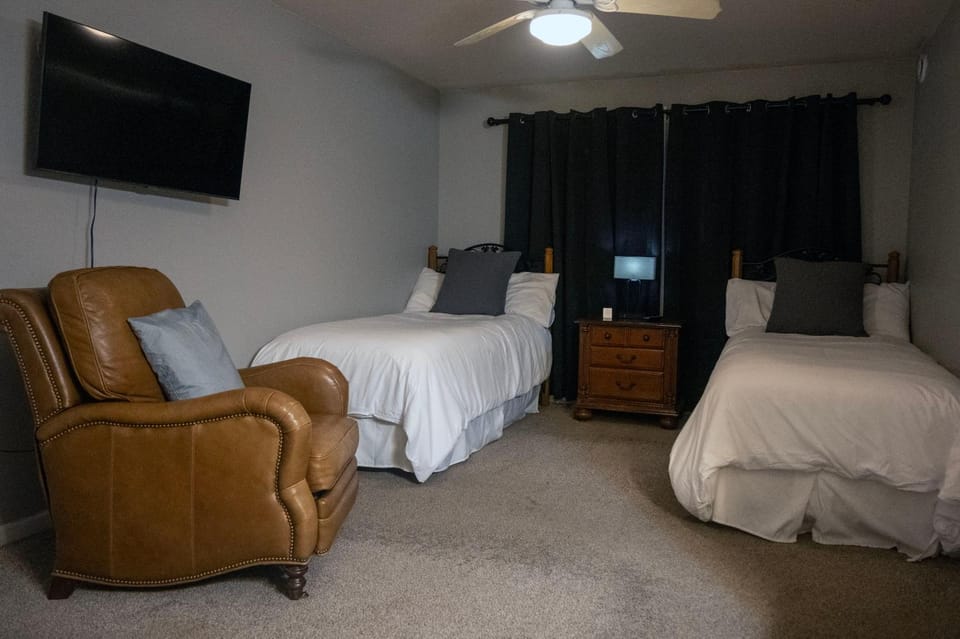 Bed, TV and multimedia, Photo of the whole room, Seating area, Bedroom