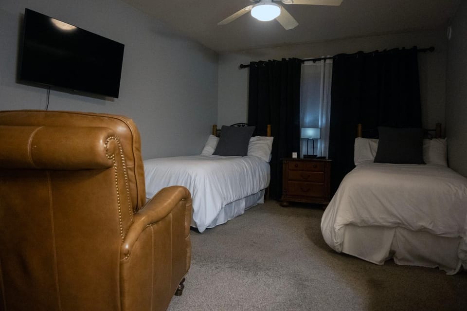 Photo of the whole room, Bedroom