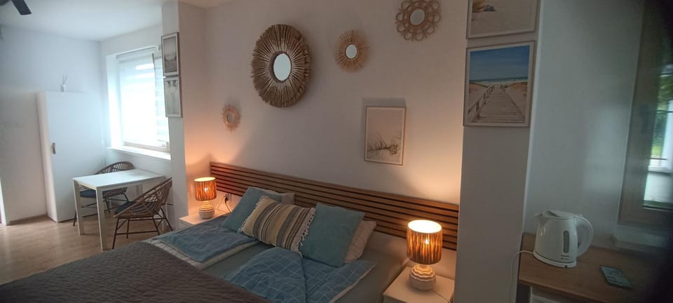 Bed, Photo of the whole room, Seating area, Dining area, Bedroom